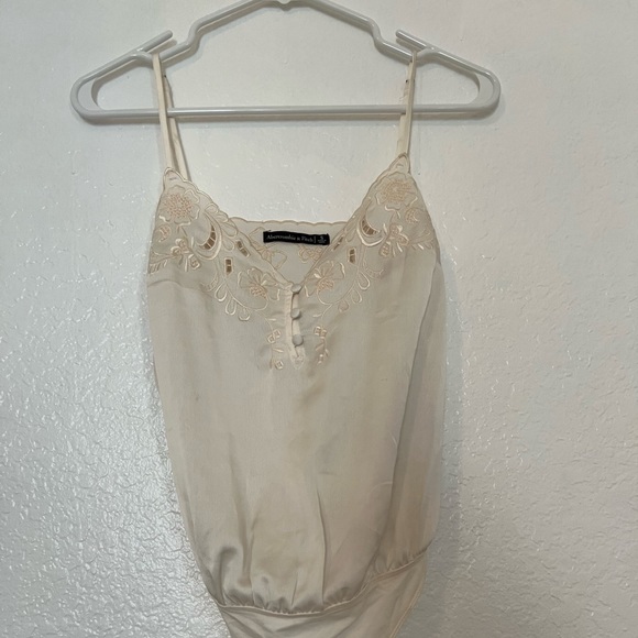 Abercrombie and Fitch Cream Floral Bodysuit - Picture 2 of 5